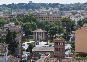 Вид на храм Геркулеса-Победителя с Палатинского холма    