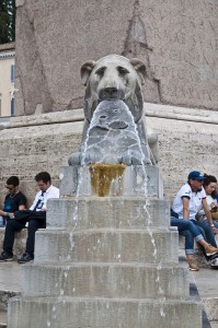 Центральный фонтан на Пьяцца дель Пополо    