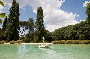 Парк Боргезе. Искусственное озеро с фонтаном.    