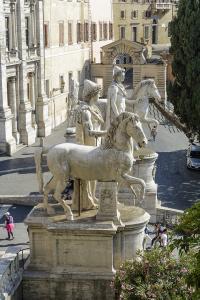 Вид на статуи Диоскуров от базилики Санта Мария ин Арачели